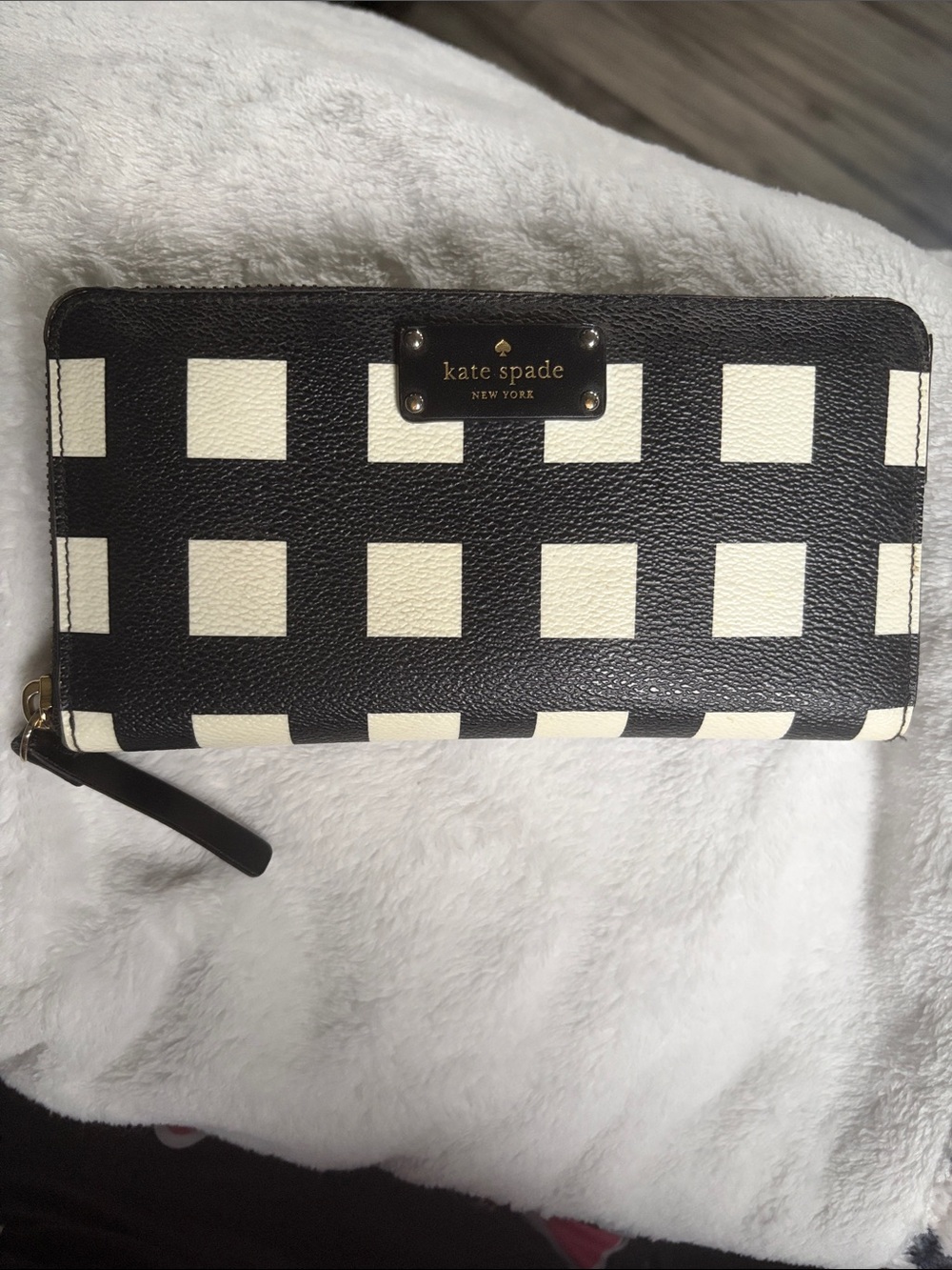 kate spade Black and White Check Zip Wallet (callout) GUC